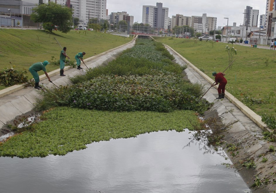 Emlur coleta resíduos para evitar pontos de alagamentos por descarte