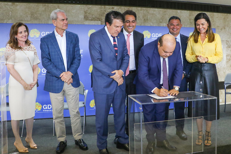 CEB Distribuição: Ibaneis assina contrato de privatização; Neoenergia não  descarta aumento da tarifa, Distrito Federal